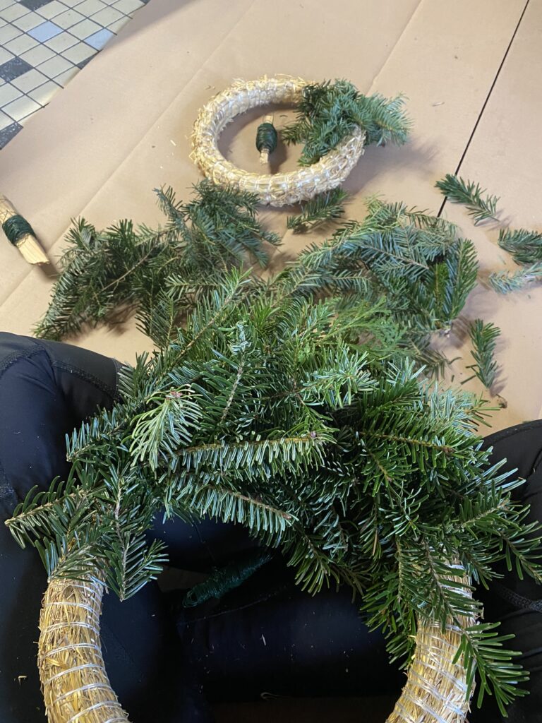 Utensilien zum Binden eines Adventskranzes