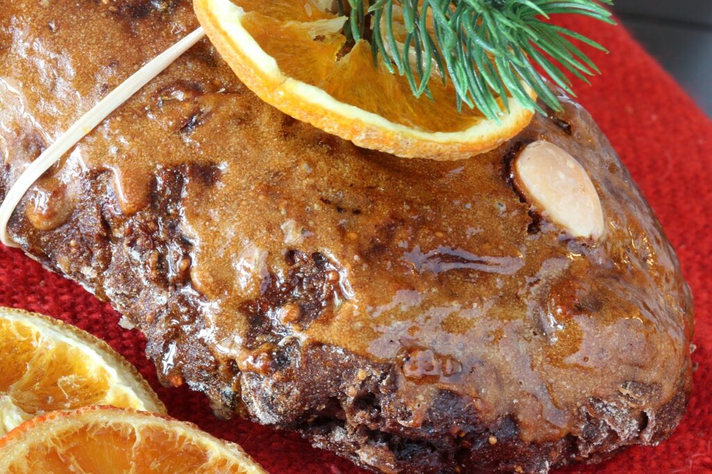 Früchebrot Früchtebrot mit Orange und Tannenzweig